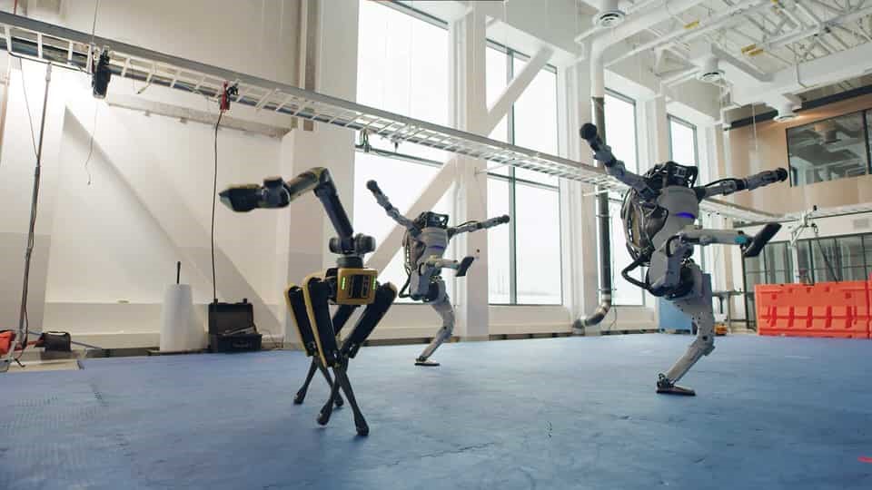 Këta robotë ju urojnë festat e fundvitit duke vallëzuar