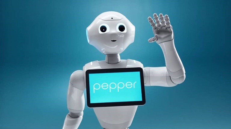 Roboti Pepper bisedon me veten e tij për të përmirësuar ndërveprimet e tij me njerëzit
