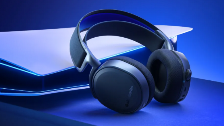 SteelSeries pretendon gjithashtu se të dy kufjet janë të pajtueshme me Oculus Quest 2, duke shtuar një platformë tjetër në listën e gjatë të pajisjeve me të cilat mund të punojnë me valë. Kjo listë përfshin PS4, PS5, Nintendo Switch, kompjuterë macOS, kompjuterë Windows, çdo iPad të pajisur me USB-C dhe Android. Për kompjuterët ose konsolat që nuk kanë një port USB-C, mund të përdorni kabllon USB-C-to-A të përfshirë. Kufjet janë të pajtueshme përmes një lidhjeje me tela me çdo gjë që ka një fole 3,5 mm, megjithëse do t’ju duhet të përdorni kabllon e përfshirë që futet në portën e pronarit të kufjeve. Porta 3,5 mm në kufje është rreptësishtë për ndarjen e audios, duke ju lejuar që të lidhni një kufje me një tjetër. Ndërsa çdo kufje është në thelb i njëjti dizajn i përgjithshëm si më parë, SteelSeries po paguan një çmim prej 20 dollarësh për përmirësimet këtu. Arctis 7 Plus dhe Arctis 7P Plus do të kushtojnë secili 169,99 dollarë kur të lançohen sot, më 29 tetor. Dhe vetëm që ta dini, çdo kufje ofron të njëjtën pajtueshmëri me platformën dhe kryesisht të njëjtin grup funksionesh. Dallimi kryesor është se numri përgjatë skajit të djathtë të 7P Plus kontrollon tonin anësor të mikrofonit, ndërsa në Arctis 7 Plus ai rregullon përzierjen audio të lojës dhe bisedës. Arctis 7 Plus është në dispozicion në të zezë, ndërsa 7P Plus është në dispozicion në të zezë ose të bardhë. Këto përmirësime i bëjnë Arctis 7 Plus dhe 7P Plus dukshëm më konkurrues me kufjet e tjera në këtë gamë çmimesh. Përveç veçorive të reja, këto ia vlen t’i merren parasysh për shiritin e kokës me pezullim të syzeve të skive që e pengon kornizën e kufjeve të vendosë peshën e saj në majë të kokës, si dhe mikrofonin që tërhiqet me një numërues të dedikuar të mikrofonit anësor. Këto janë kufjet që kam pritur për një kohë të gjatë për t’i prodhuar nga SteelSeries, kështu që jam i emocionuar t’i testoj për të parë nëse ato bëjnë prerjen si një nga kufjet më të mira të lojërave që mund të blini.