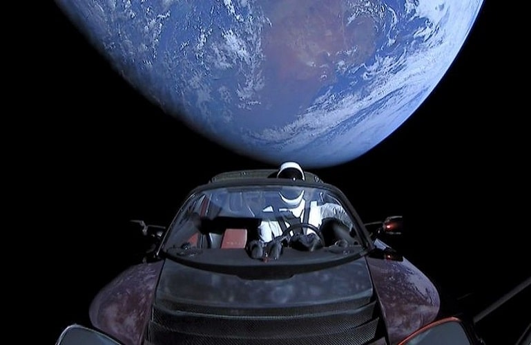 SpaceX vendosi “një makinë sportive” Tesla në hapësirë pesë vjet më parë. Ku është tani?